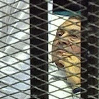 Prorrogan detención preventiva a Mubarak
