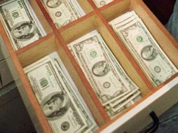 En centros cambiarios de Cancún el precio mínimo a la venta es de 12.37 pesos. ARCHIVO /