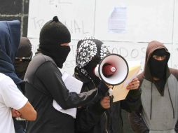 Jóvenes encapuchados que mantienen tomada la Torre de Rectoría de la UNAM, leyeron tres comunicados a los medios de comunicación. NTX /