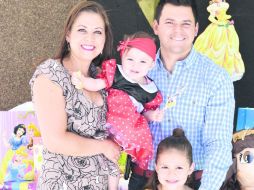 Familia. Ivonne Hernández y Abel Magaña con las pequeñas cumpleañeras: Julieta y Ximena.  /