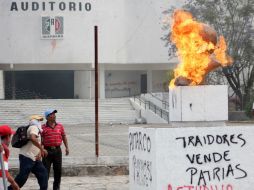 Profesores de la CETEG arremeten contra sedes de partidos políticos y causan destrozos en Guerrero. EFE /
