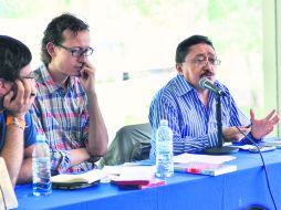 Los periodistas Miguel Tomasena y Gerardo Lammers, con el escritor Sergio González Rodríguez, durante la charla.CORTESÍA ITESO  /