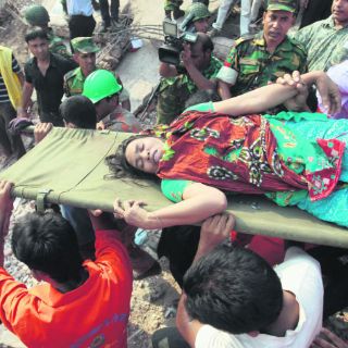 Derrumbe en Bangladesh deja al menos 145 muertos
