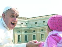 El Papa Francisco saluda a una niña a su llegada a la audiencia general en la Plaza de San Pedro, en el Vaticano. AFP /