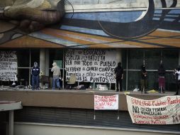 La explanada de la Torre de Rectoría de la UNAM amanece este jueves con cinco pequeñas tiendas de campaña. AFP /