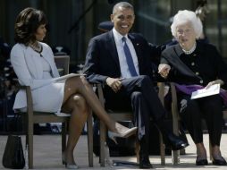 Barack Obama (c) junto a su esposa Michelle Obama (i) y Bárbara Bush (d). AP /