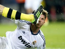 Los merengues están recibiendo más patadas en la red que en la cancha. AFP /