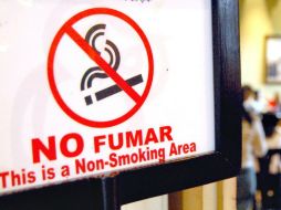 La Ley de Protección contra la Exposición al Humo de Tabaco se aprobó en noviembre pasado pero el reglamento sigue sin elaborarse. ARCHIVO /