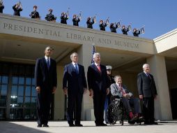 Todos los ex presidentes estadounidenses vivos asisten a la inaguración del Centro George W. Bush, en Dallas. AP /