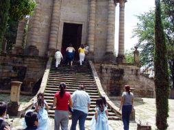Protección Civil recomienda tener precaución al visitar los panteones pues algunas tumbas presentan riegos para los visitantes.  /
