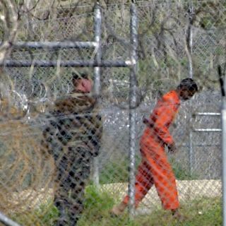 Senadora de EU pide reiniciar liberación de detenidos de Guantánamo