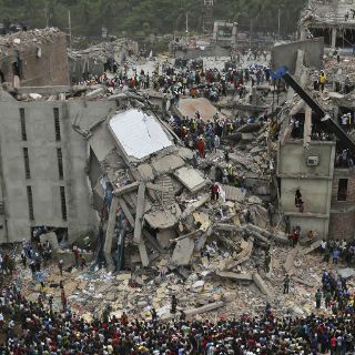 Suben a 250 las muertes en Bangladesh tras derrumbe de edificio