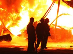 La policía indica que el fuego inició aparentemente por un corto circuito. ARCHIVO /