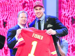 El comisionado de la NFL le entrega al liniero ofensivo, Eric Fisher, su nuevo jersey, el de los Jefes de Kansas City. AP /