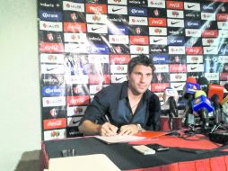 El momento esperado. Leandro Cufré firma su continuidad en Colomos. ESPECIAL /