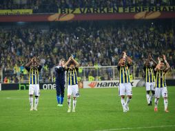 Jugadores del Fenerbahçe celebra haber ganado el primer asalto. AFP /