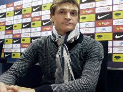 Tito Vilanova reapareció este viernes ante los medios y fue recibido con aplaudos por algunos periodistas. EFE /