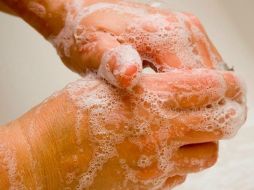Para evitar la enfermedad es necesario el lavado frecuente de manos con agua y jabón. ESPECIAL /