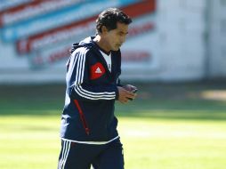 El técnico prueba a jugadores que iniciarían el partido ante los Gallos. ARCHIVO /