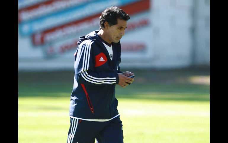 El técnico prueba a jugadores que iniciarían el partido ante los Gallos. ARCHIVO /