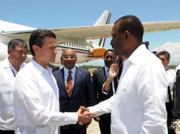 El Presidente Peña  es recibido por el jefe de Protocolo de Palacio Nacional de Haití y el embajador de México en el país caribeño. ESPECIAL /