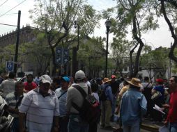 Está bloqueado el paso de vehículos sobre la avenida Hidalgo, desde la calle Liceo a Belén.  /