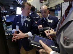 La Bolsa de Nueva York cierra la jornada con una pequeña alza en su indicador Dow Jones. AP /