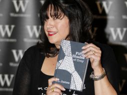 Los primeros lugares de ventas en algunos países se los lleva la escritora E.L. James con sus novelas. ARCHIVO /