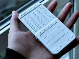 El Braille Phone está equipado con una pantalla táctil y eficaz. Imagen tomada de Twitter @swaragamafm. ESPECIAL /