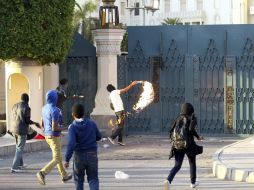 Manifestantes egipcios atacando una de las entradas del palacio presidencial de Al Itihadiya en El Cairo. EFE /