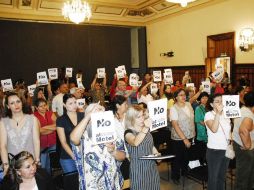 Vecinos que se oponen a la construcción del motel estuvieron presentes en la sesión del Ayuntamiento.  /