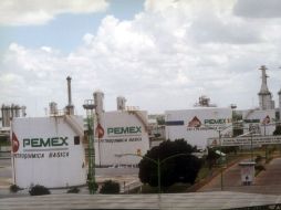 En los resultados negativos de Pemex han influido la apreciación del peso y la crisis internacional. ARCHIVO /