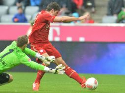 Mario Gómez y Oliver Baumann en el desafío por el balón durante el partido de fútbol de primera división de la Bundesliga. EFE /