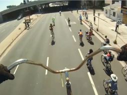 El recorrido se ve obstaculizado por otros ciclistas y autos. ESPECIAL /