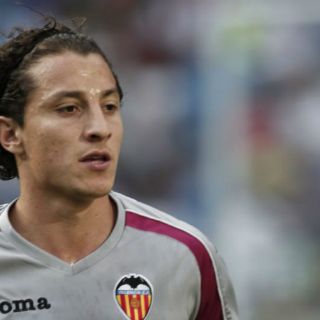 A Andrés Guardado le urge anotar con el Valencia