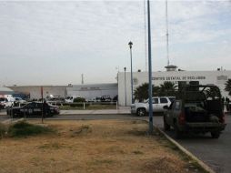 Ambulancias evacuando a los heridos del penal por la riña. EFE /
