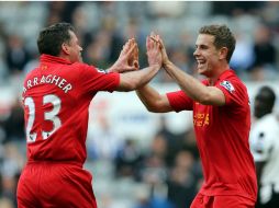 Jordan Herdenson (d) celebra el segundo gol del encuentro con Jamie Carragher (i). AFP /