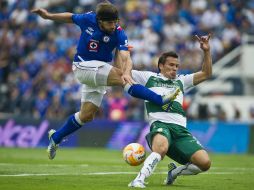 Pavone saca un disparo que es tapado por Galindo de Santos durante el partido. AFP /