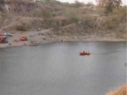 Tras agotarse el oxígeno de los buzos que buscaban el cuerpo, elementos de Protección Civil peinaron el agua con redes. EL INFORMADOR /