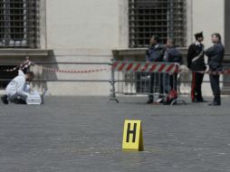 La policía científica ha encontrado siete casquillos de bala en la plaza Colonna. AP /