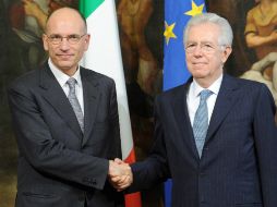 Enrico Letta (i) junto al primer ministro saliente, Mario Monti. EFE /