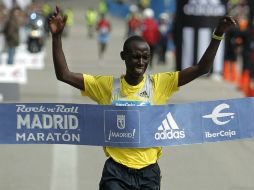 Kiprop es el primero en cruzar la línea de meta. AP /