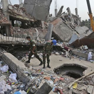 Estalla incendio en edificio caído en Bangladesh