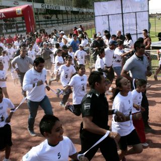 Niños corren con policías