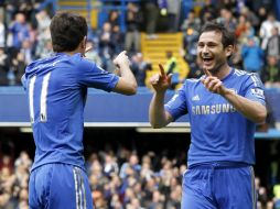 Oscar (i) y Frank Lampard festejan la primera anotación del encuentro. AFP /