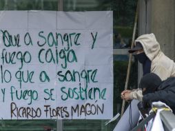 Los ex rectores de la universidad condenan la toma de Rectoría a manos de los jóvenes encapuchados. AFP /