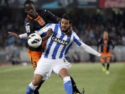 El centrocampista Carlos Vela lucha por defender el balón ante el defensa francés de Valencia. EFE /