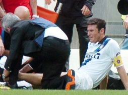 Zanetti recibe atención médica durante el partido. EFE /
