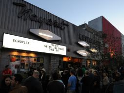 Fanáticos de Los Rolling Stones hacen fila para verlos tocar en el club Echoplex, en Los Ángeles. AFP /