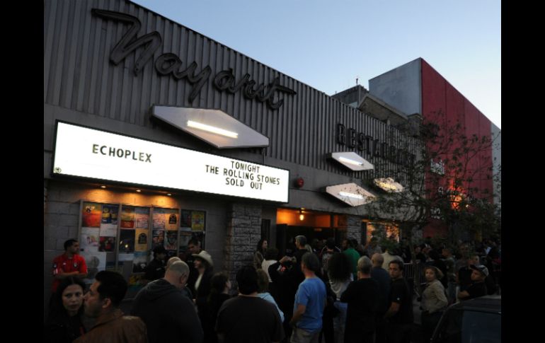 Fanáticos de Los Rolling Stones hacen fila para verlos tocar en el club Echoplex, en Los Ángeles. AFP /